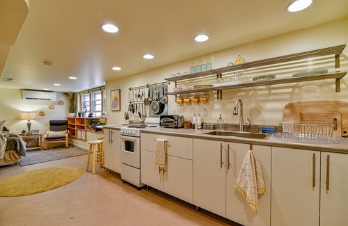 Historic Montford Apartment | Cozy Studio within 15 minute walk of Downtown Asheville