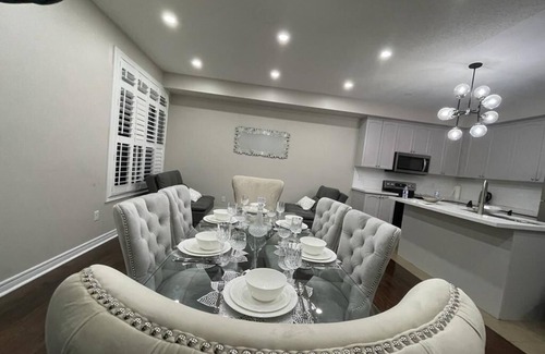 Central Erin Mills House | Cozy & Stylish Getaway