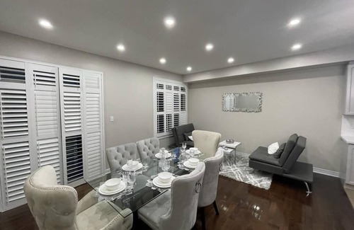 Central Erin Mills House | Cozy & Stylish Getaway