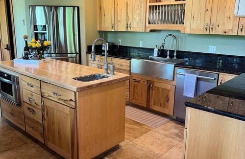 Friday Harbor Cabin | Cozy, stylish lodge with perfect blend of comfort and convenience. Pet-Friendly!