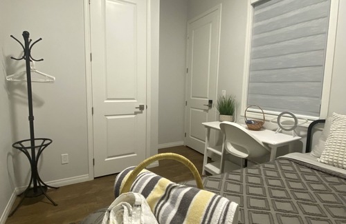 Cranston House | Cozy suite/en-suite bath/3GB fast wi-Fi/ house beside River