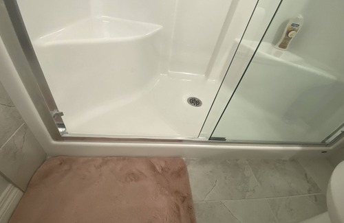 Cranston House | Cozy suite/en-suite bath/3GB fast wi-Fi/ house beside River