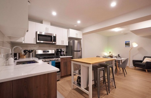 West Edmonton House | Cozy Suite near West Edmonton Mall with Full Kitchen, Office & Sofa Bed