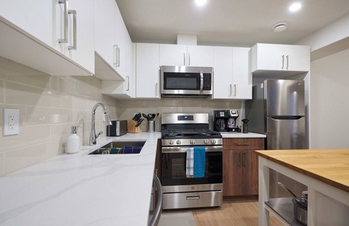 West Edmonton House | Cozy Suite near West Edmonton Mall with Full Kitchen, Office & Sofa Bed