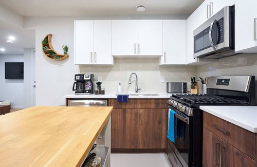 West Edmonton House | Cozy Suite near West Edmonton Mall with Full Kitchen, Office & Sofa Bed