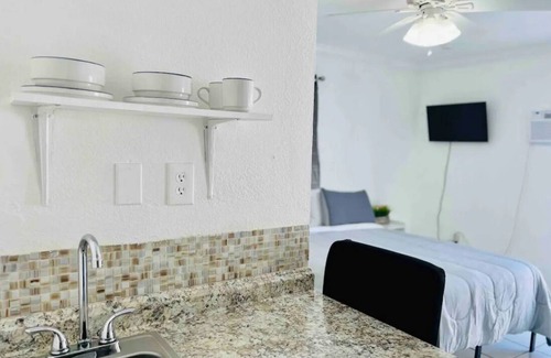 Kendale Lakes House | Cozy Suite With Private Entrance Near Dolphin Mall & Airport