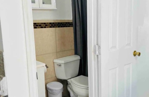 Kendale Lakes House | Cozy Suite With Private Entrance Near Dolphin Mall & Airport