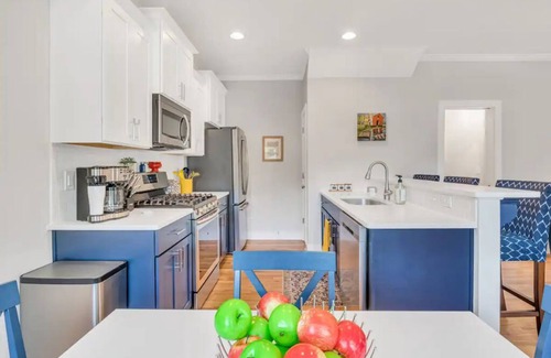 Durham House | COZY SUN FILLED HOME/MODERN VILLA NEAR DOWNTOWN