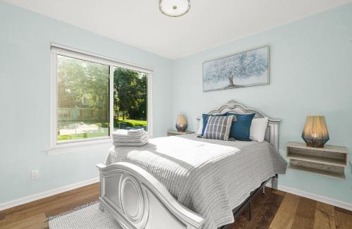 Savannah House | Cozy Sunroom Retreat - Pool & Games - Near DT&Tybee