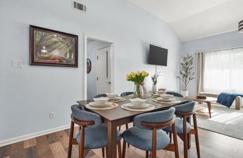 Savannah House | Cozy Sunroom Retreat - Pool & Games - Near DT&Tybee