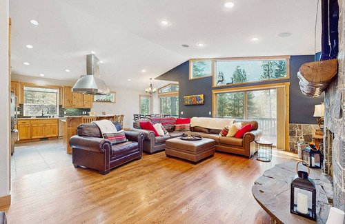 Tahoe Paradise House | Cozy Tahoe home near the best of South Lake w/fireplace, WiFi, & skiing nearby