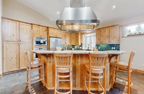 Tahoe Paradise House | Cozy Tahoe home near the best of South Lake w/fireplace, WiFi, & skiing nearby