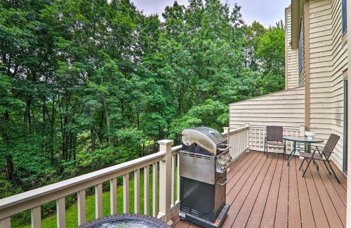 Tannersville House | Cozy Tannersville Cabin with Game Room and Gas Grill!