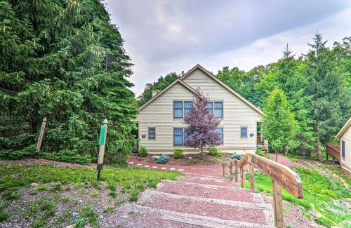 Tannersville House | Cozy Tannersville Cabin with Game Room and Gas Grill!