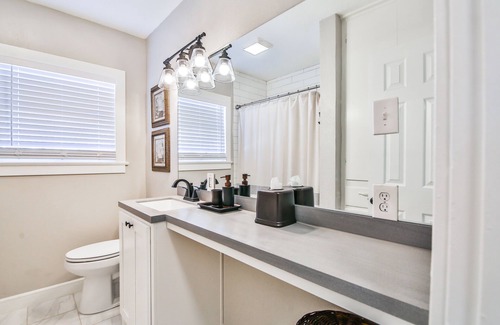 Tech Terrace House | Cozy Tech Terrace Cottage - Just a short walk to Texas Texas