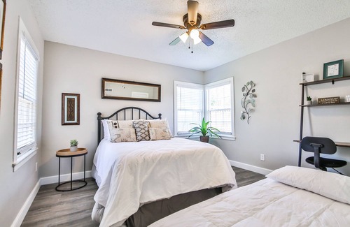 Tech Terrace House | Cozy Tech Terrace Cottage - Just a short walk to Texas Texas