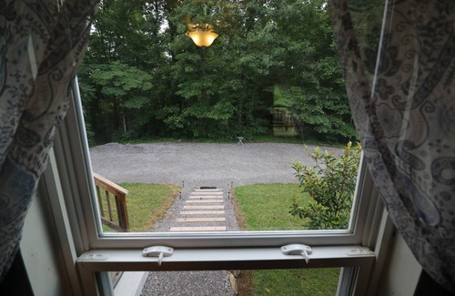 Crossville House | Cozy Tennessee Plateau home. Furnished outdoor living with 1G Wi-Fi