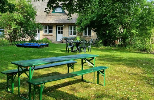 Karlberg Apartment | Cozy thatched cottage between the Baltic Sea and Schlei with a large garden