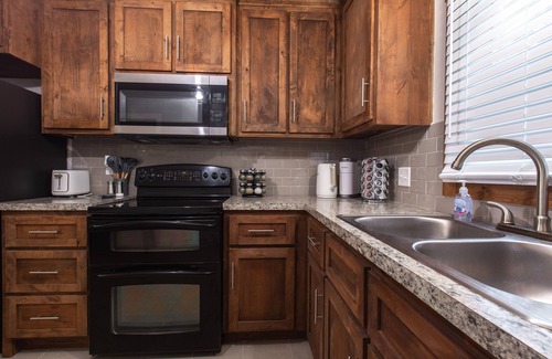 Independence House | Cozy Three-bedroom home 15 minutes from downtown Kansas City