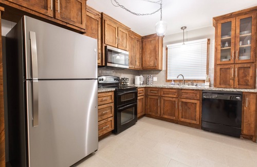 Independence House | Cozy Three-bedroom home 15 minutes from downtown Kansas City