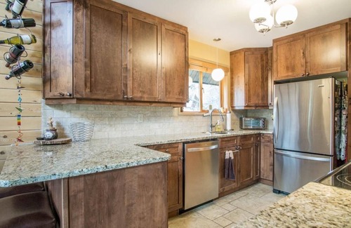 East Kootenay Cabin | Cozy Timber Ridge 1 Cabin - Private Beach/Lake Access