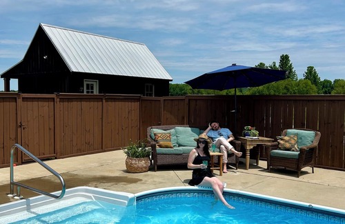 Oxford Cabin | Cozy tiny house cabin on a farm stay in charming Oxford with seasonal pool