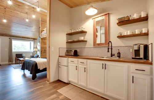 Tomahawk Apartment | Cozy Tomahawk Studio: On Harrison Hills Trails!