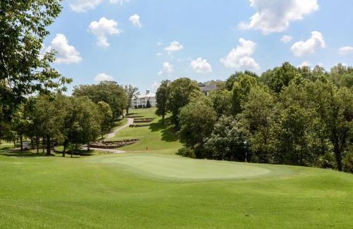 Branson Apartment | Cozy Top Floor 2BR Condo with View and Amenities!