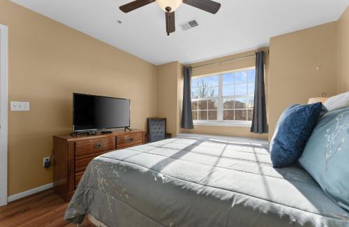 Branson Apartment | Cozy Top Floor 2BR Condo with View and Amenities!