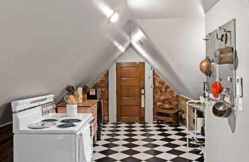 Limerick Apartment | Cozy Top-Floor Retreat in the Heart of Louisville
