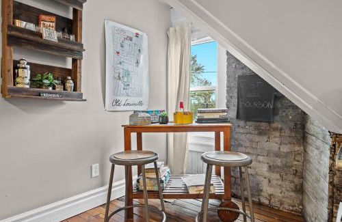 Limerick Apartment | Cozy Top-Floor Retreat in the Heart of Louisville