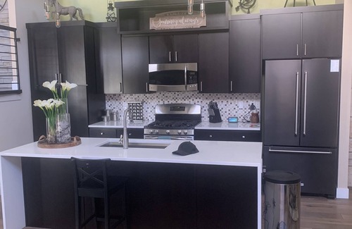 Daybreak House | Cozy Town home 2mins Away from Lake