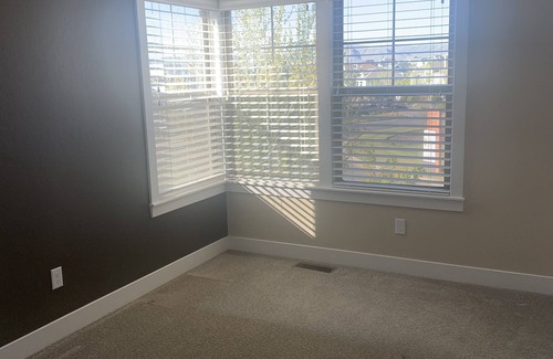 Daybreak House | Cozy Town home 2mins Away from Lake