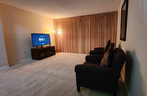 Scarborough House | Cozy town house of 3 bedrooms and 1.5 washroom with living, dinning and kitchen.