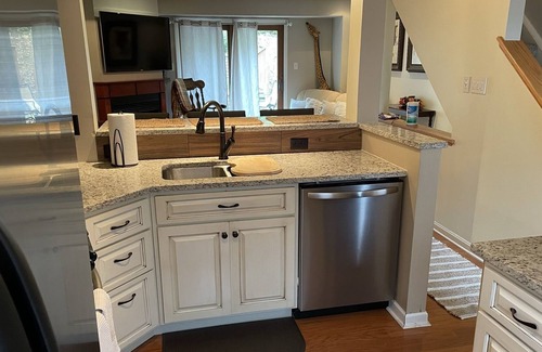 Scott Township House | Cozy townhome 5 miles to downtown!