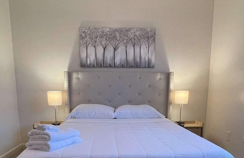 Westgate House | COZY TOWNHOME MINUTES TO DINING & SHOPPING