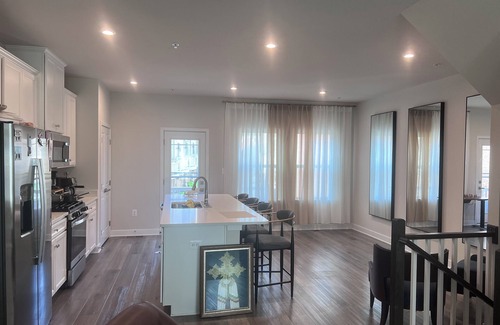 College Park House | Cozy townhome private master bedroom in serene Chillum with AC, WiFi,