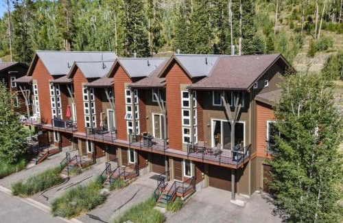 Rendezvous House | Cozy Townhome W Fireplace & Balcony Bbq