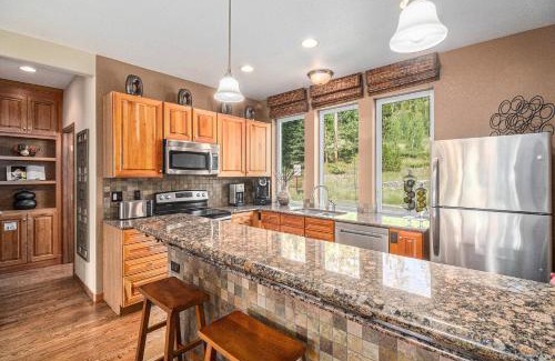Rendezvous House | Cozy Townhome W Fireplace & Balcony Bbq