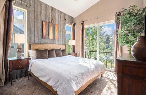 Rendezvous House | Cozy Townhome W Fireplace & Balcony Bbq