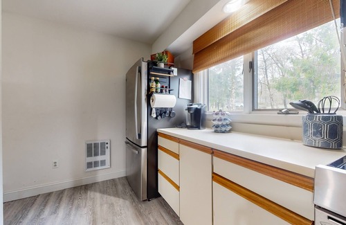 Stratton Mountain Condo | Cozy Townhome with Shared Pool, W/D & Wood-Burning Fireplace