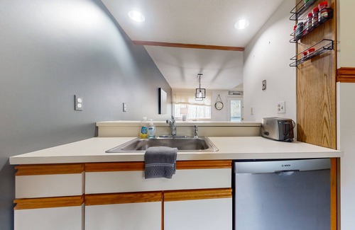 Stratton Mountain Condo | Cozy Townhome with Shared Pool, W/D & Wood-Burning Fireplace