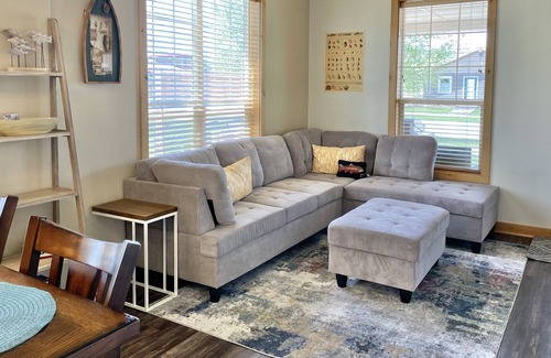Ennis House | Cozy townhome within walking distance of downtown Ennis.