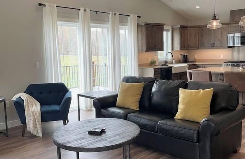 Plymouth House | Cozy Townhouse by Road America