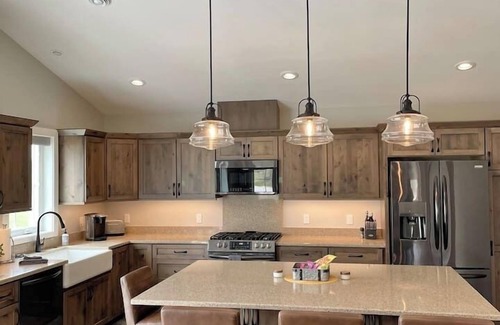 Plymouth House | Cozy Townhouse by Road America