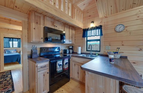 Traphill Cabin | Cozy Traphill Cabin Rental w/ Deck & Porch!