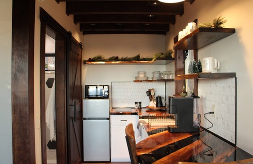 Stanardsville Cabin | Cozy Treehouse in charming Stanardsville with WiFi, Heating/AC, Hot Tub! n