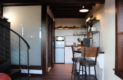 Stanardsville Cabin | Cozy Treehouse in charming Stanardsville with WiFi, Heating/AC, Hot Tub! n