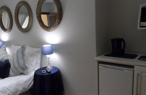 Bloemfontein Bed & Breakfast | Cozy triple room with king sized bed and single bed, near Bloemfontein