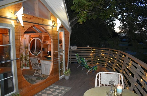 Willis House | Cozy Tropical Treehouse on Lake Conroe w/firepit, kayaks